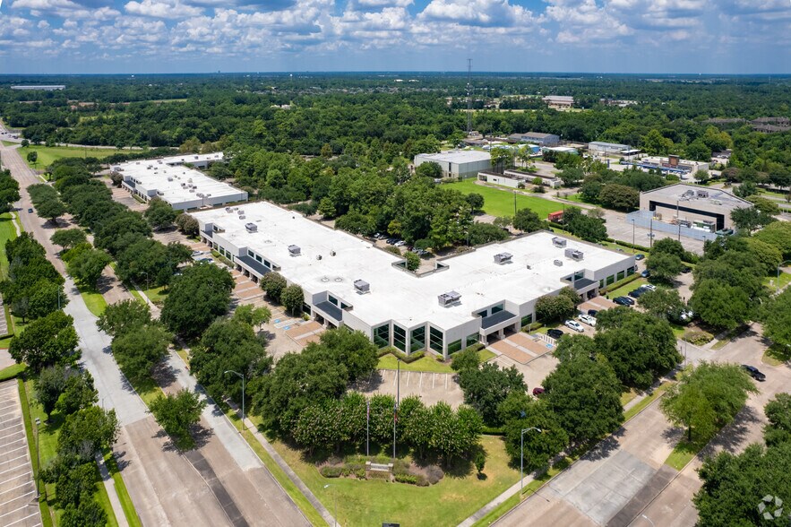 More Photos Of 810 Gears Rd, Houston Office For Lease