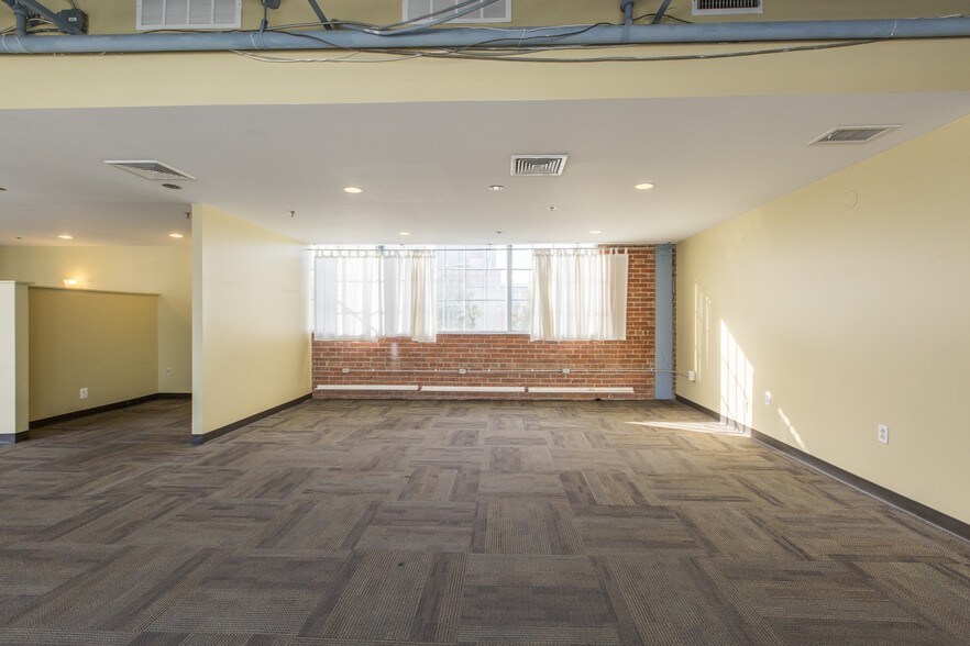 More Photos Of 3-7 N Christopher Columbus Blvd, Philadelphia Loft Creative Space For Lease