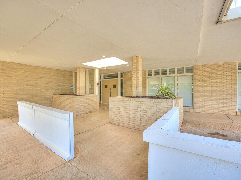 More Photos Of 901 NW 25th St, Oklahoma City Healthcare For Sale