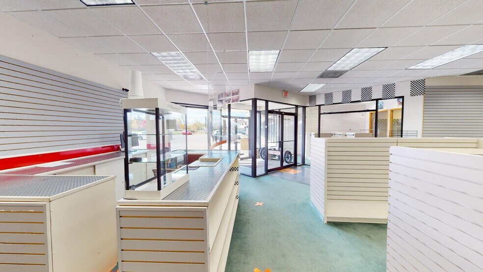 More Photos Of 2001 N Rand Rd, Palatine Unknown For Lease