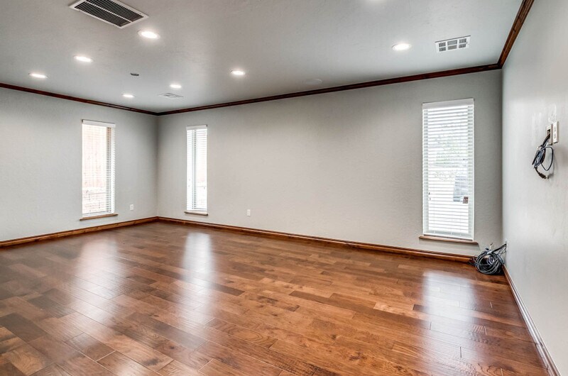 More Photos Of 6909 N Robinson Ave, Oklahoma City Office For Lease