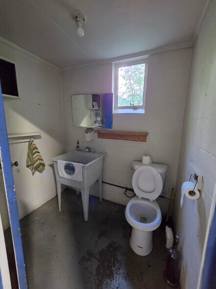 More Photos Of 536 Oak St, Ferrysburg Industrial For Sale