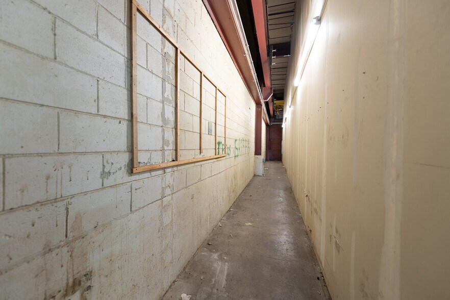 More Photos Of 2650 W Fulton St, Chicago Light Distribution For Lease