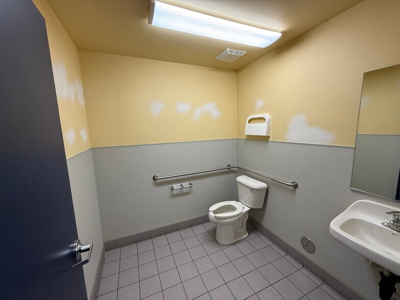 More Photos Of 9275 W Flamingo Rd, Las Vegas Freestanding For Lease