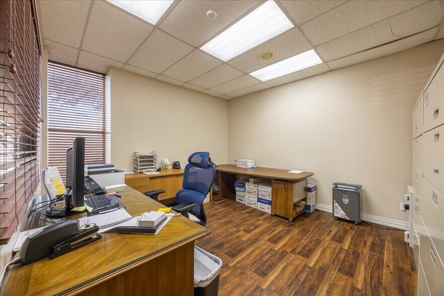 More Photos Of 812 Lexington Dr, Plano Office For Sale