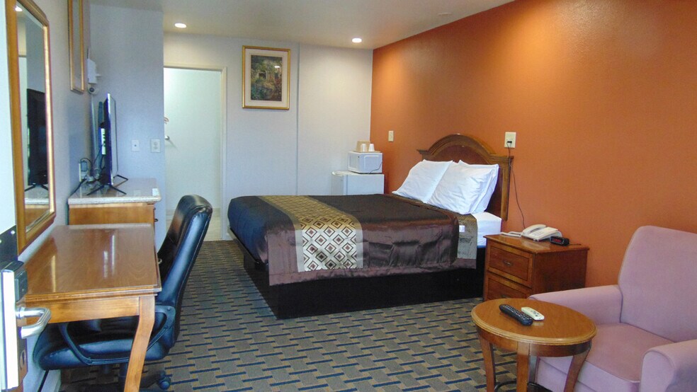More Photos Of 2111 Whitley Ave, Corcoran Hotel For Sale