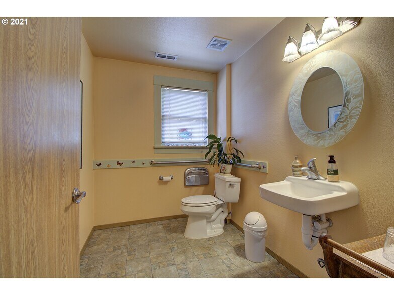 More Photos Of 4423 SE Hawthorne Blvd, Portland Office For Sale