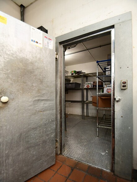 More Photos Of 7880-7890 L St, Omaha Auto Dealership For Sale