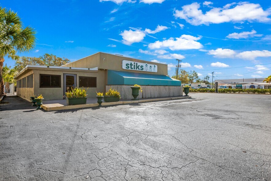 Primary Photo Of 4413 S Tamiami Trl, Sarasota Restaurant For Sale