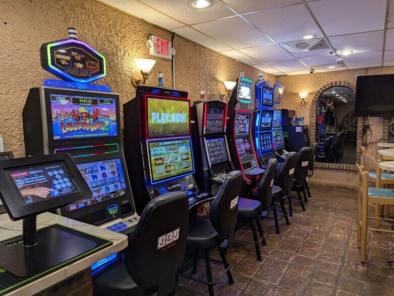 More Photos Of 1116-1122 Diamond Lake Rd, Mundelein Restaurant For Sale