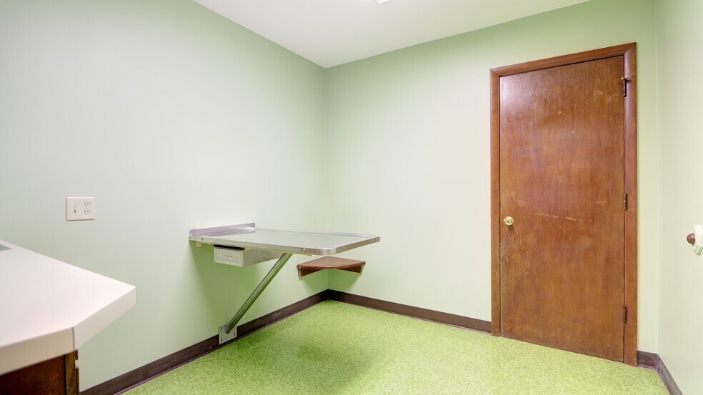 More Photos Of 762 Pre Emption Rd, Geneva Veterinarian Kennel For Sale