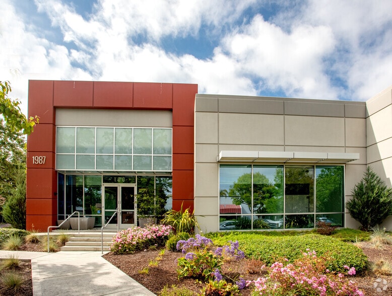 More Photos Of 1987 Leghorn St, Mountain View Office For Lease