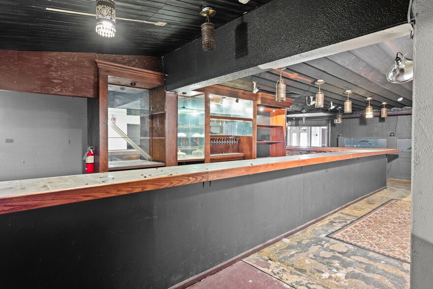More Photos Of 930 SE Pioneer Way, Oak Harbor General Retail For Sale