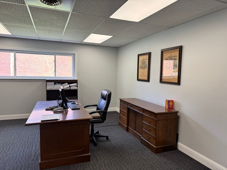 More Photos Of 2222 Mason Ln, Ballwin Showroom For Lease