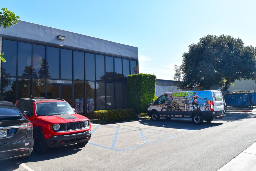 Primary Photo Of 1683 Sierra Madre Cir, Placentia Warehouse For Lease