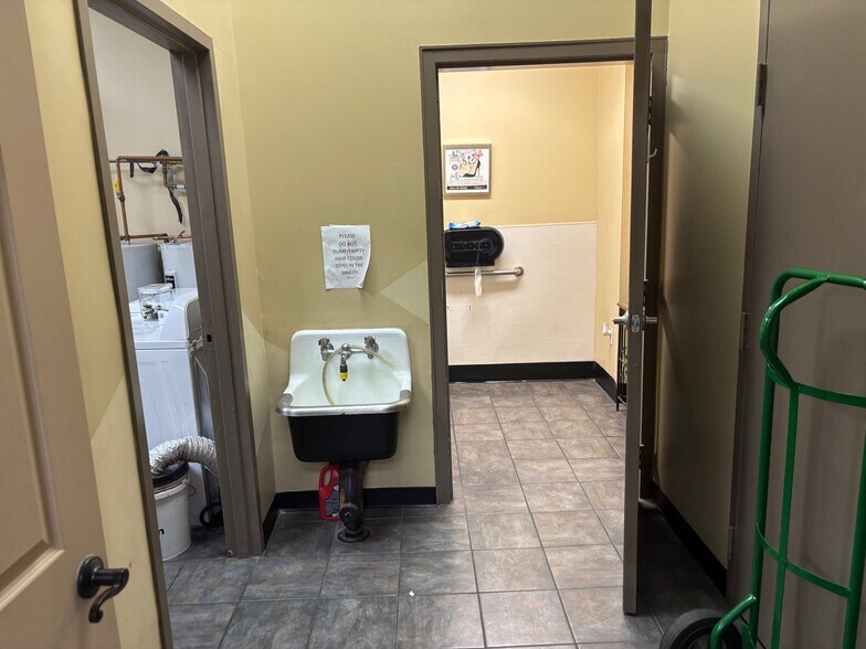 More Photos Of 434 S West St, Wichita Freestanding For Lease