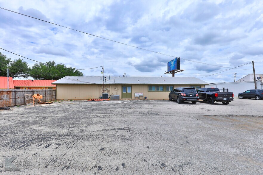 More Photos Of 2257 Industrial Blvd, Abilene Office For Sale