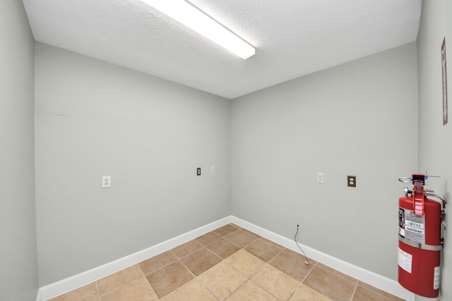 More Photos Of 2001 John St, Pasadena Office For Sale