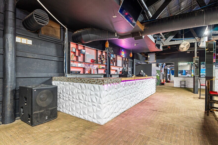 More Photos Of 13087 Hwy 271 N, Tyler Bar For Sale