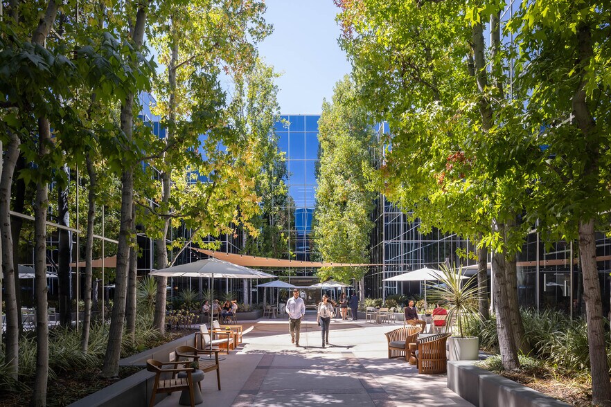 More Photos Of 345 N Maple Dr, Beverly Hills Office For Lease