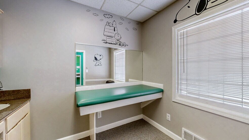 More Photos Of 1701 Spring St, Jeffersonville Medical For Sale