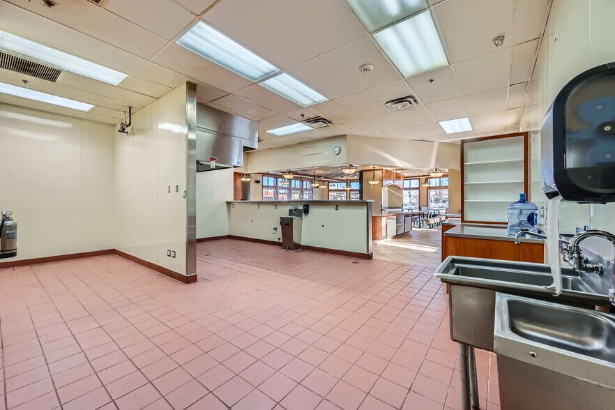 More Photos Of 9846 Zenith Meridian Dr, Englewood Restaurant For Lease