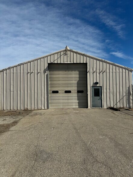 More Photos Of 1915 Beechcraft Rd, Salina Warehouse For Lease