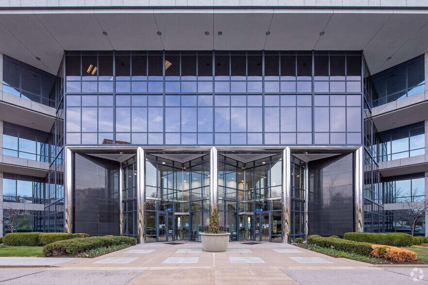 More Photos Of 1 Cityplace Dr, Creve Coeur Office For Sale