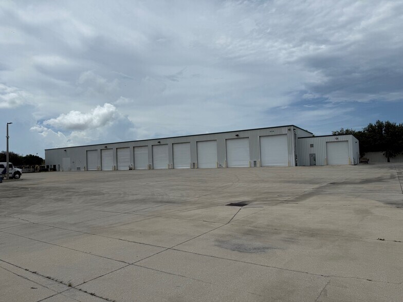 More Photos Of 403 Hillbrath Dr, Lantana Warehouse For Lease