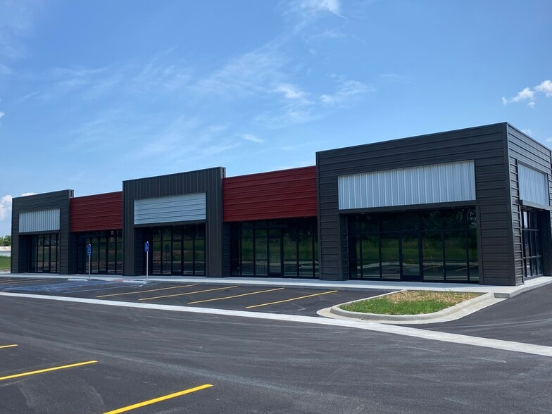 More Photos Of 1350 N Maxine Ave, Nixa Storefront For Lease