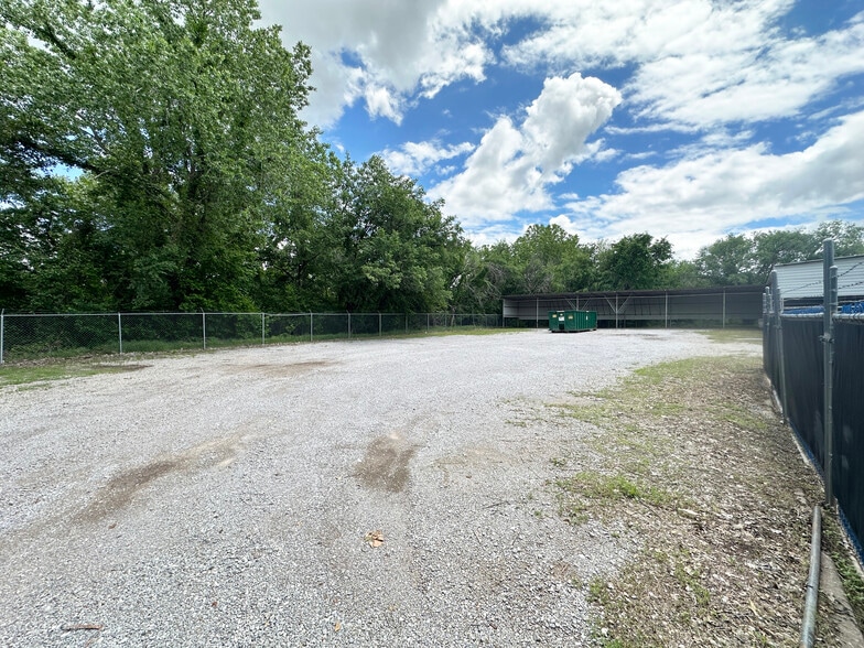 More Photos Of 400 S Coltrane Rd, Edmond Light Manufacturing For Lease