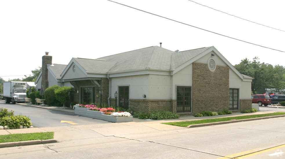 More Photos Of 613 N Grandview Blvd, Waukesha Restaurant For Sale