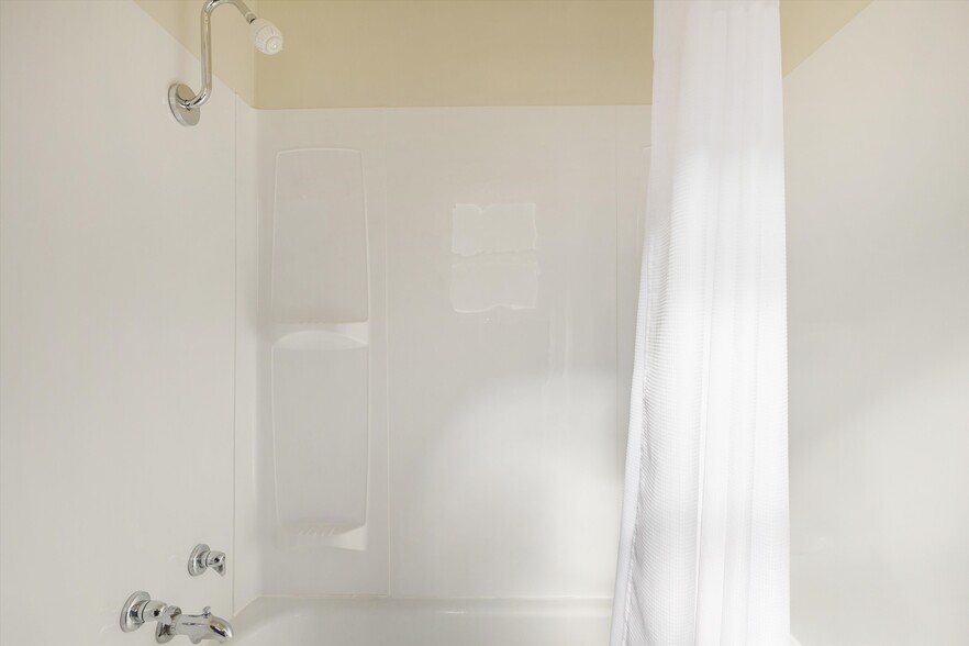 More Photos Of 1354 S 2nd St, Raton Hotel For Sale