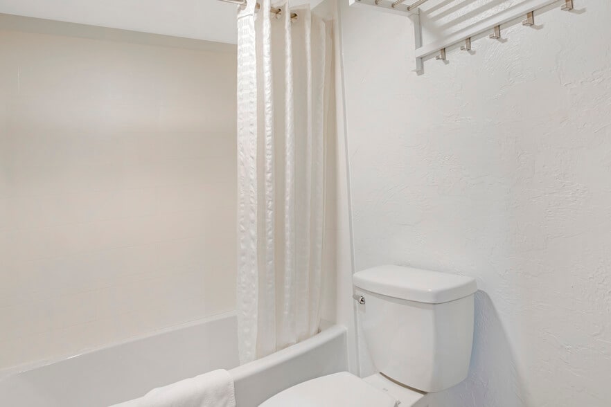More Photos Of 250 W Church St, Mishicot Hotel For Sale