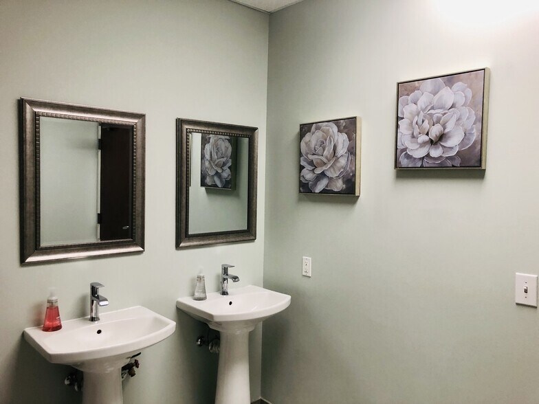 More Photos Of 9723 Northcross Center Ct, Huntersville Office For Lease