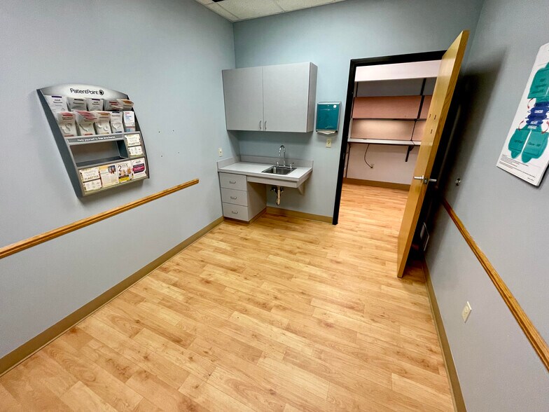 More Photos Of 1125 E Michigan Ave, Battle Creek Storefront Retail Office For Lease