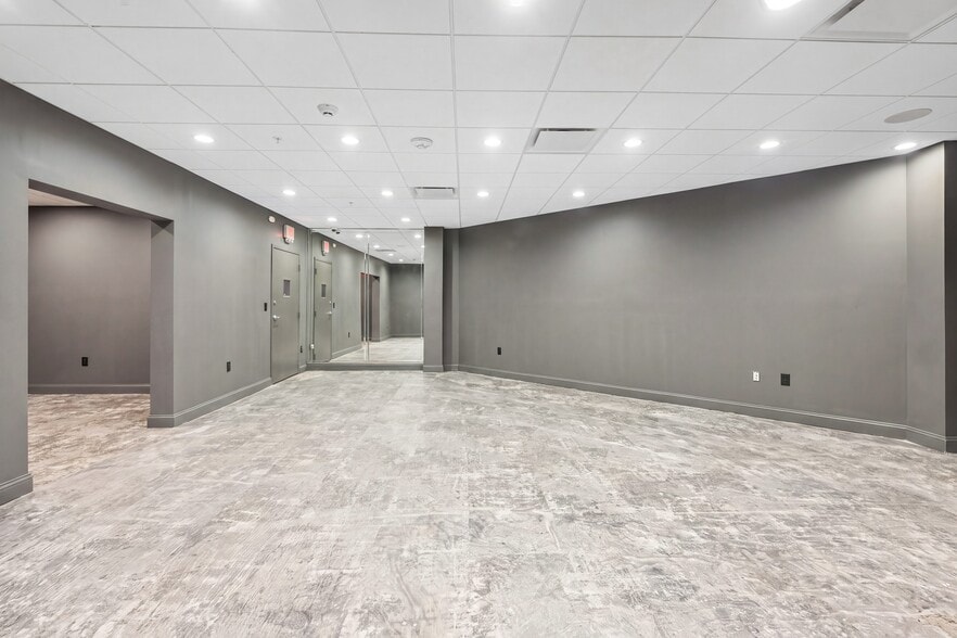 More Photos Of 8520 Tower Point Dr, Charlotte Light Distribution For Sale