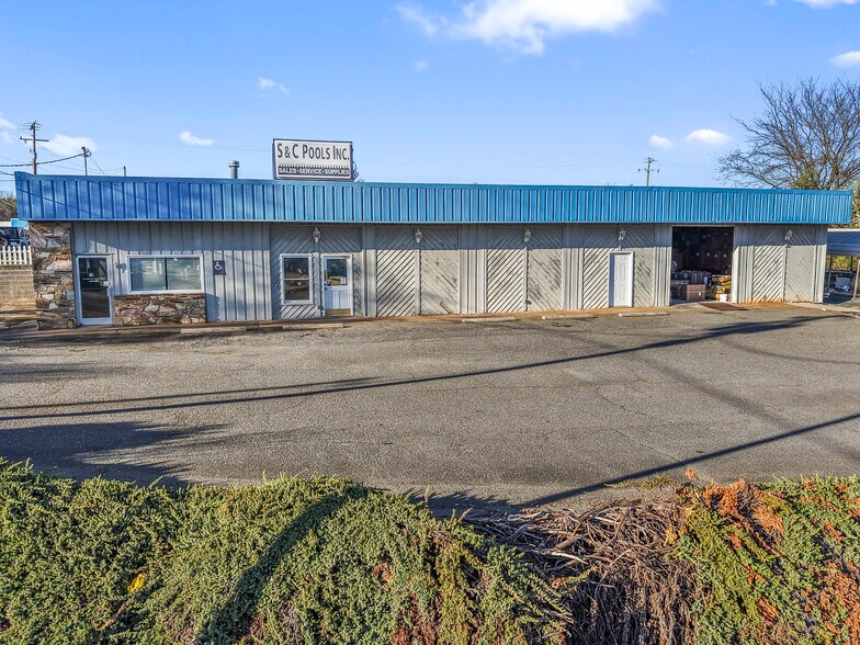 More Photos Of 111 Angela Dr, King General Retail For Sale