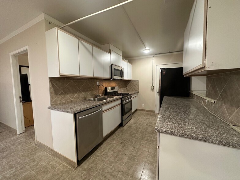 More Photos Of 7304 Canby Ave, Reseda Apartments For Sale
