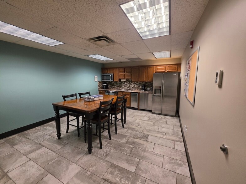 More Photos Of 6610 N Shadeland Ave, Indianapolis Office For Sale