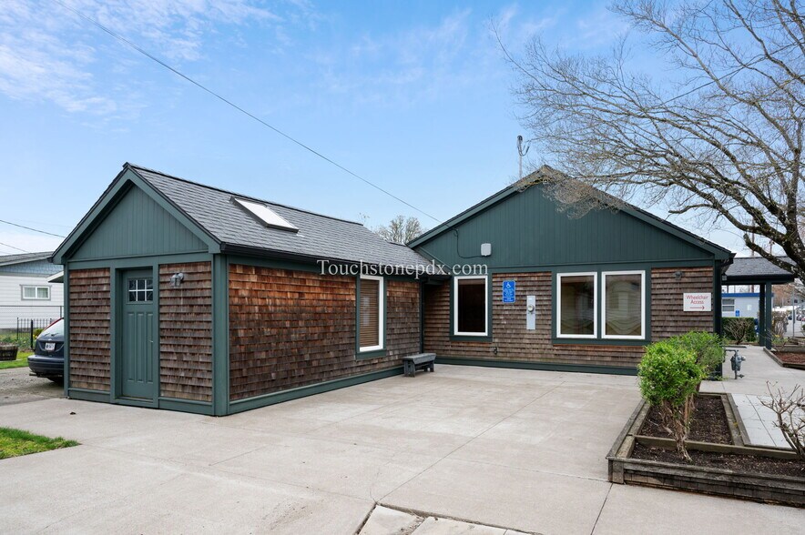 More Photos Of 685 Portland Ave, Gladstone Medical For Lease