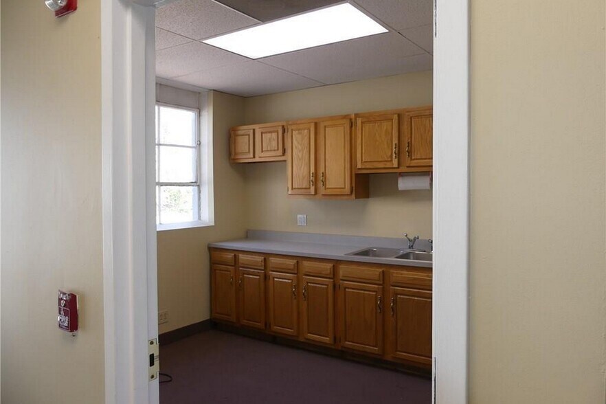 More Photos Of 36 Plains Rd, Essex Freestanding For Lease