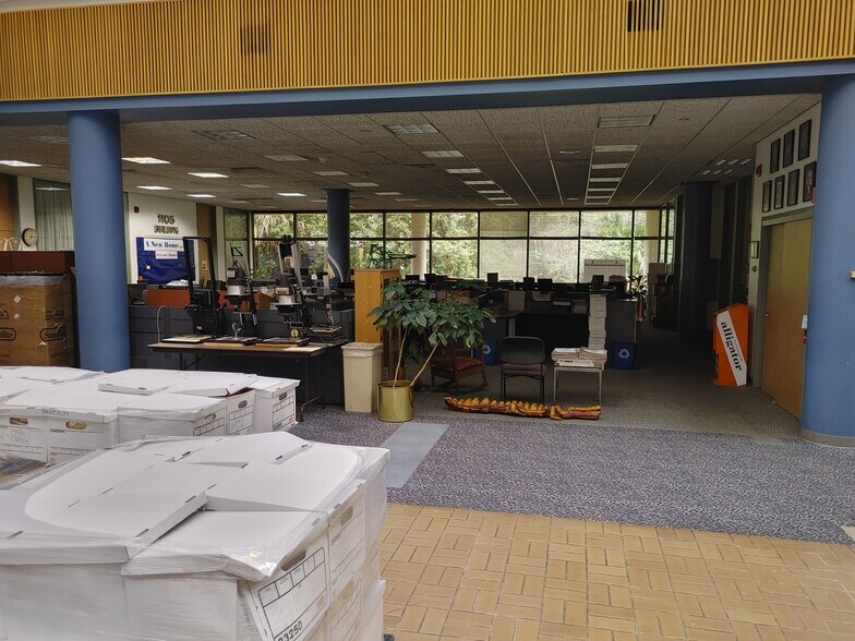 More Photos Of 2700 SW 13th St, Gainesville Office For Lease