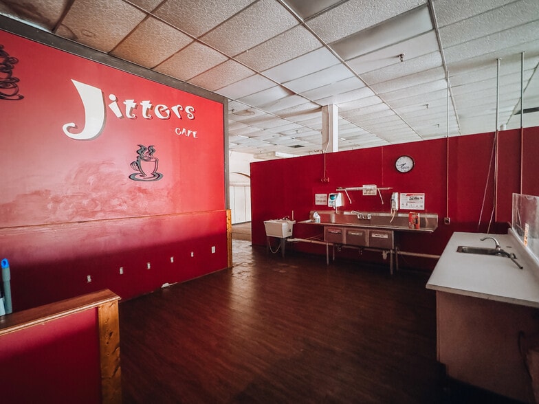 More Photos Of 106 Musgrove St, Clinton Storefront Retail Office For Sale