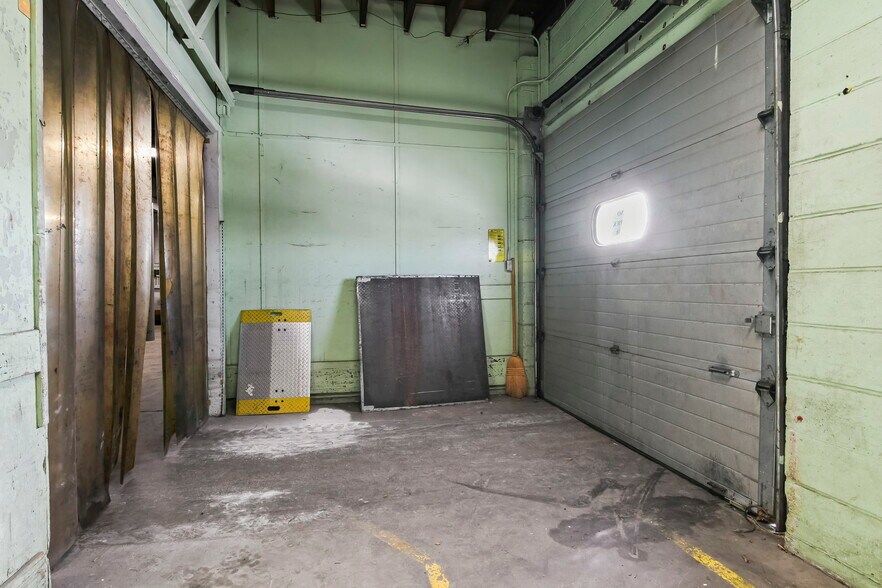 More Photos Of 901 N MacArthur Blvd, Springfield Warehouse For Lease