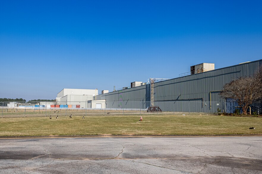 More Photos Of 411 Pegasus Pky, Lagrange Manufacturing For Sale