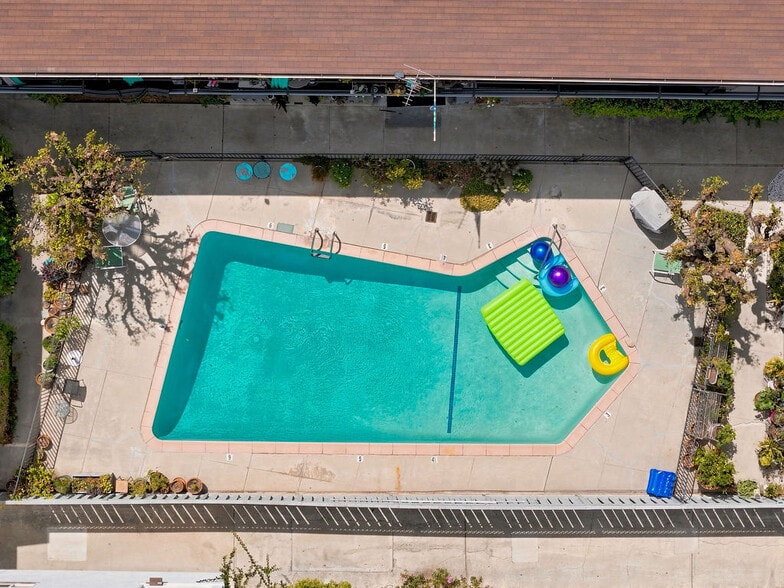 More Photos Of 1218 N Laurel Ave, West Hollywood Apartments For Sale