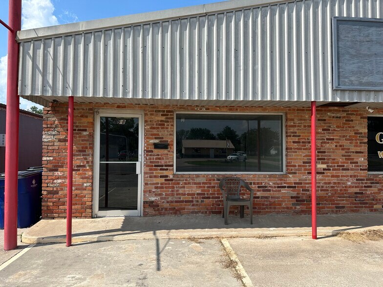More Photos Of 113 W Main St, Duncan Storefront For Sale