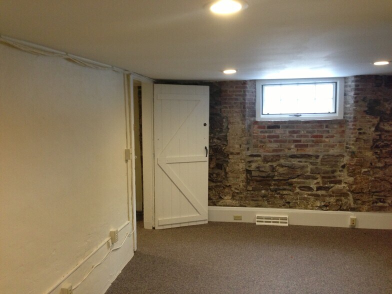 More Photos Of 35 King St, Burlington Office For Lease