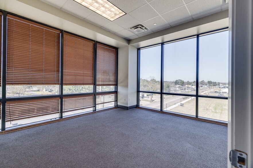 More Photos Of 2500 N 7th St, West Monroe Office For Lease